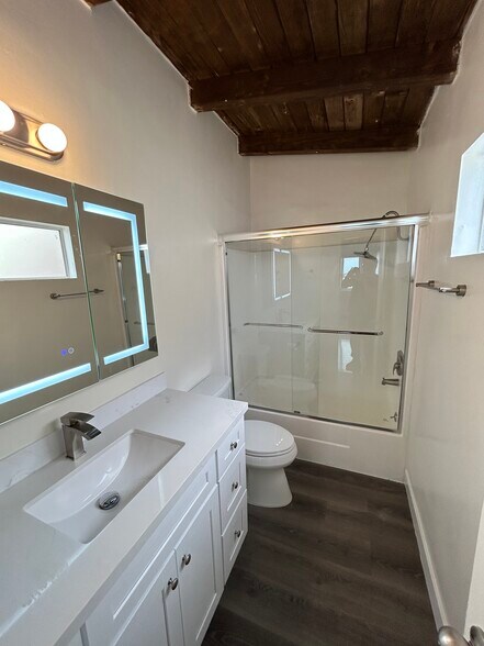 Bathroom - 2450 Beverley Ave
