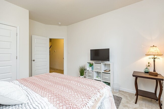 Building Photo - Gorgeous and Modern Home Available