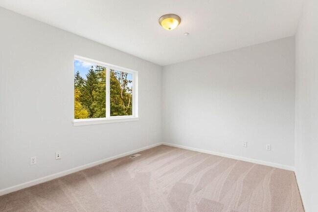 Building Photo - Redmond Stunner!!!