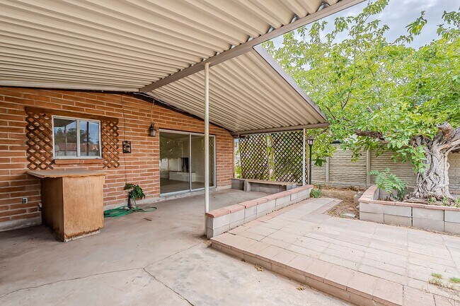 Building Photo - 1437 E Lester St