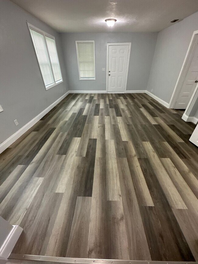 Building Photo - Fully Renovated 3/1.5 Available for Immedi...