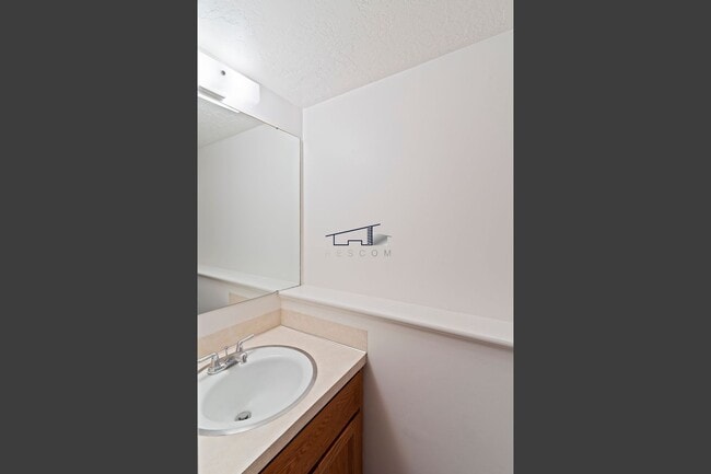 Building Photo - Roy Utah Twin Home for Lease!