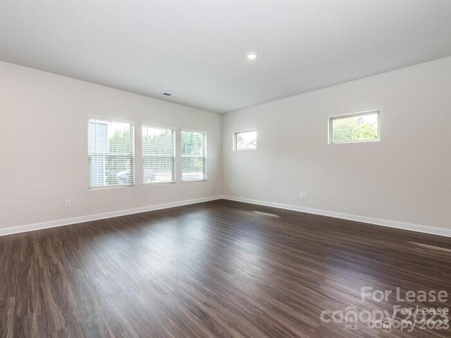 Building Photo - Charming 3-Bedroom Home with Landscaped Ba...