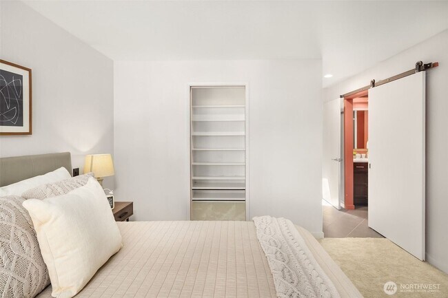Building Photo - Top Floor Queen Anne Unit! (Beautiful views & 3 Parking Spaces)