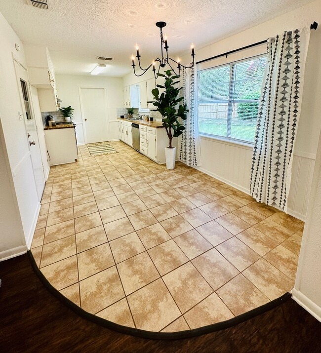 Building Photo - South Tyler! Beautifully Updated 3 Bedroom...