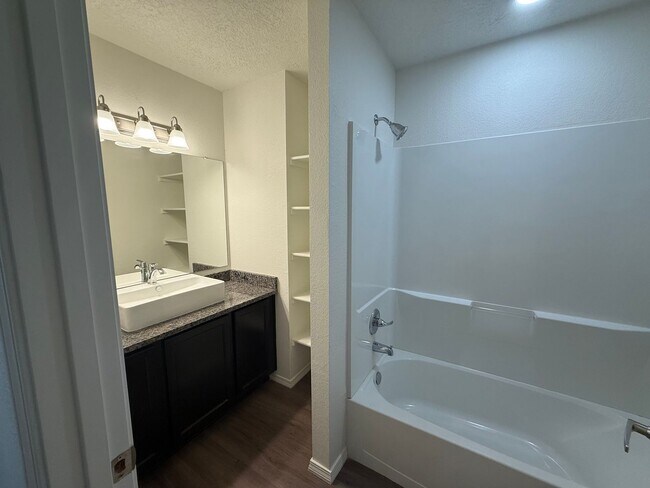 Building Photo - North Valley Townhouse
