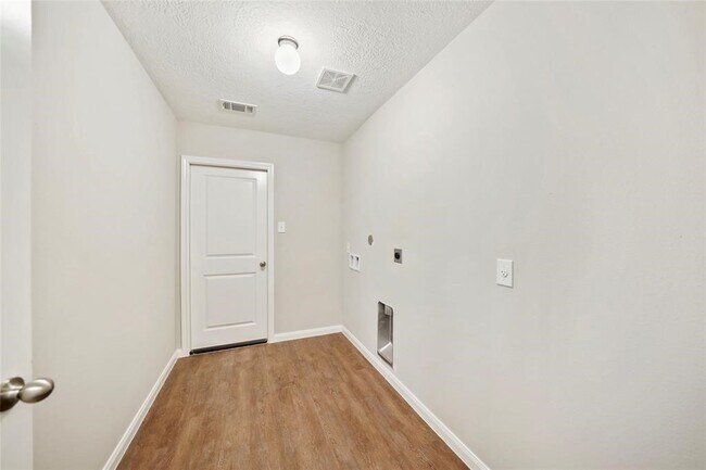 Building Photo - 1111 Rd 5102