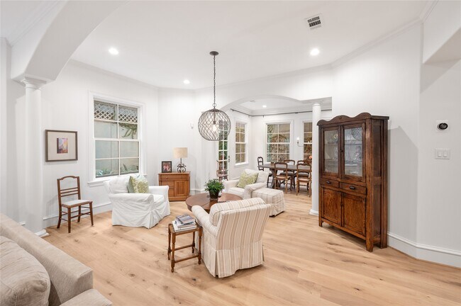 Building Photo - 1235 Wynden Oaks Garden Dr