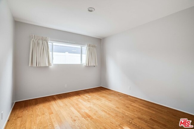 Building Photo - 3328 Oakhurst Ave