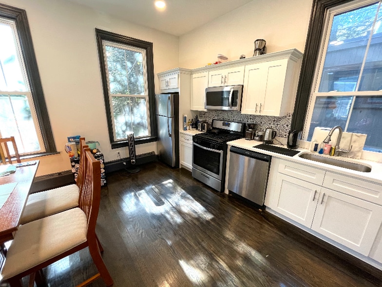 Building Photo - 79 Lloyd Ave