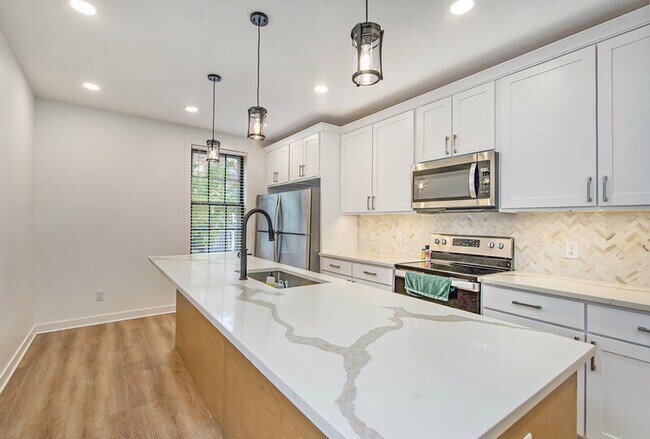 Building Photo - 511 E Ann St