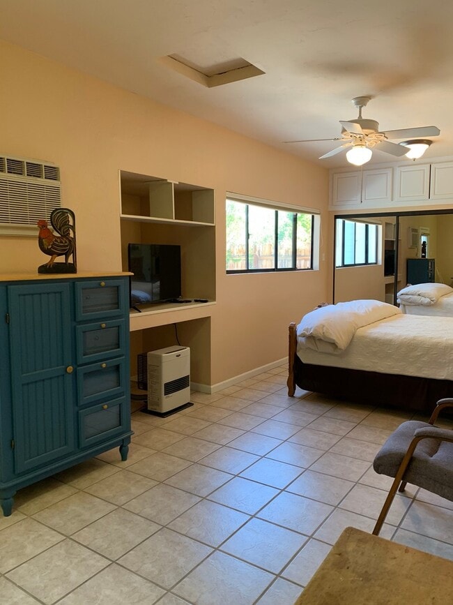 Building Photo - Studio