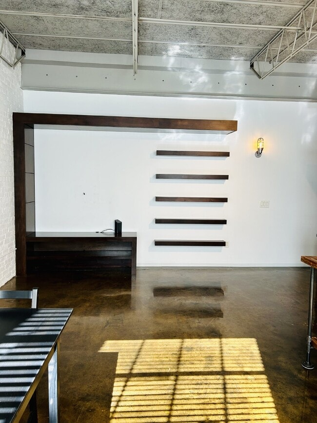 Building Photo - Downtown Living: 1 Bdrm/1 Bath Condo in Fulton Motor Lofts with reserved parking! Available Now!