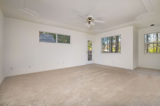Building Photo - Spacious 3 Bedroom 2 Bathroom Home in Conv...