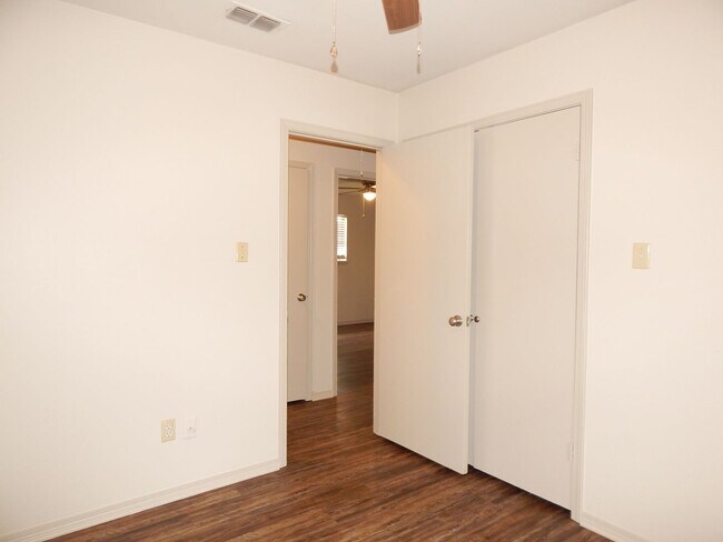 Building Photo - 10074 Wooded Way