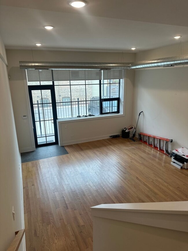 Building Photo - Beautiful 3 Bed 2 Bath Duplex unit in Heart of Lincoln Square