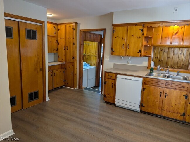 Building Photo - 703 Avondale St