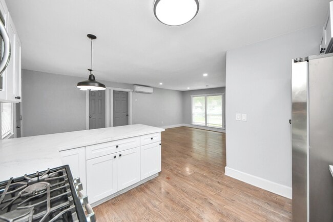 Building Photo - 5738 Kenilwood Dr