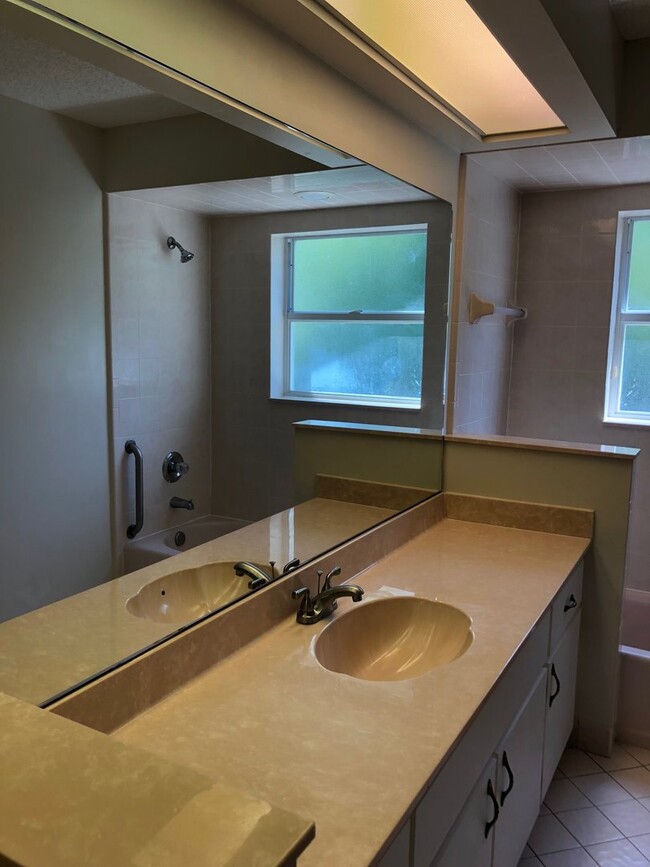 Building Photo - Large 3 Bedroom/2 Bathroom Single Family Home
