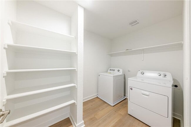 Building Photo - 1040 Winnsboro Lp