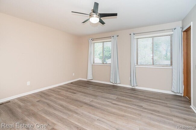 Building Photo - 668 Sherry Dr