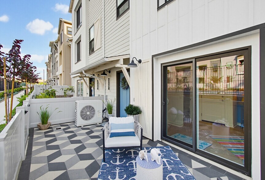 Building Photo - 2528 Delphinium Ln