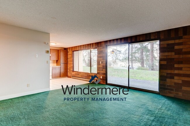 Building Photo - Windermere PM: 2 bedroom/2 bath condo