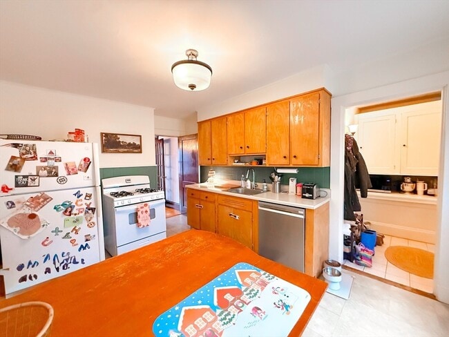 Building Photo - 66 Riverview Ave