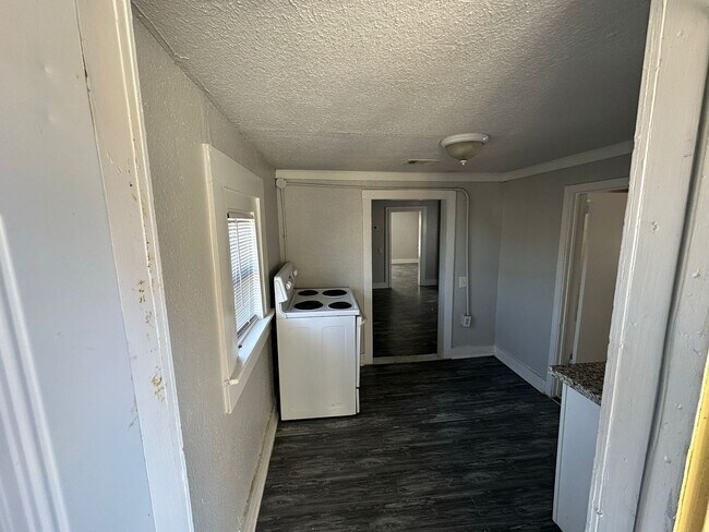 Building Photo - 412 N 8th St