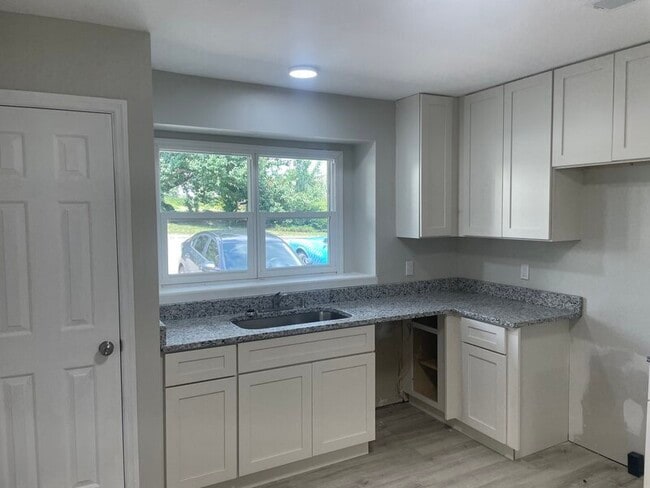 Building Photo - 153 Lionsgate Dr
