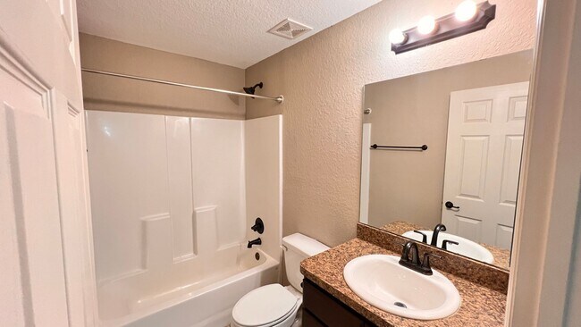 Building Photo - 3 BD/2BA Home in Beautiful Ocklawaha Ready for Move-In