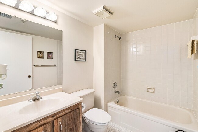 Building Photo - 14623 Bonaire Blvd