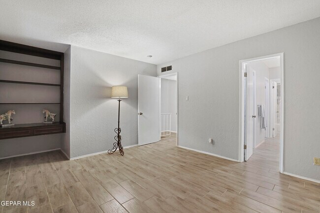 Building Photo - 6201 Escondido Dr
