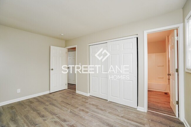 Building Photo - REDUCED!