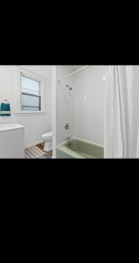 Building Photo - OVERSIZED FIRST FLOOR 3 BEDROOM APARTMENT WITH WASHER/DRYER