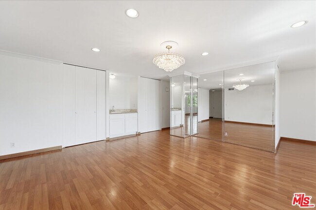 Building Photo - 100 S Doheny Dr