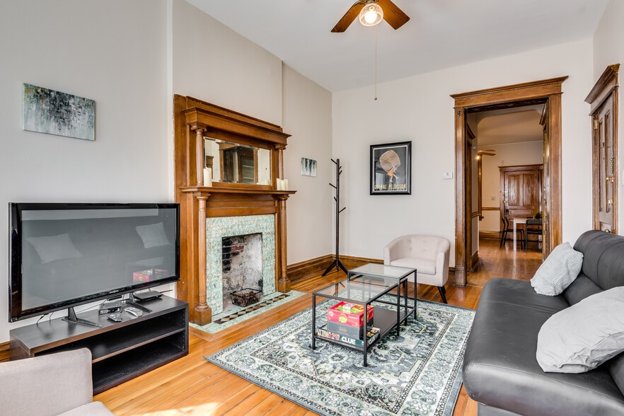 Living room - 1648 N Oakley Ave