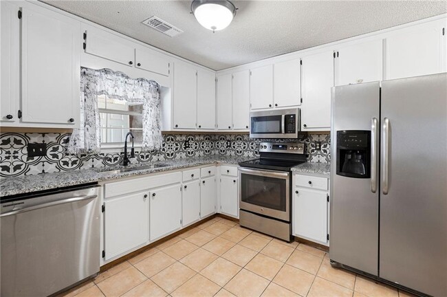 Building Photo - 2898 Lakemont Dr SW