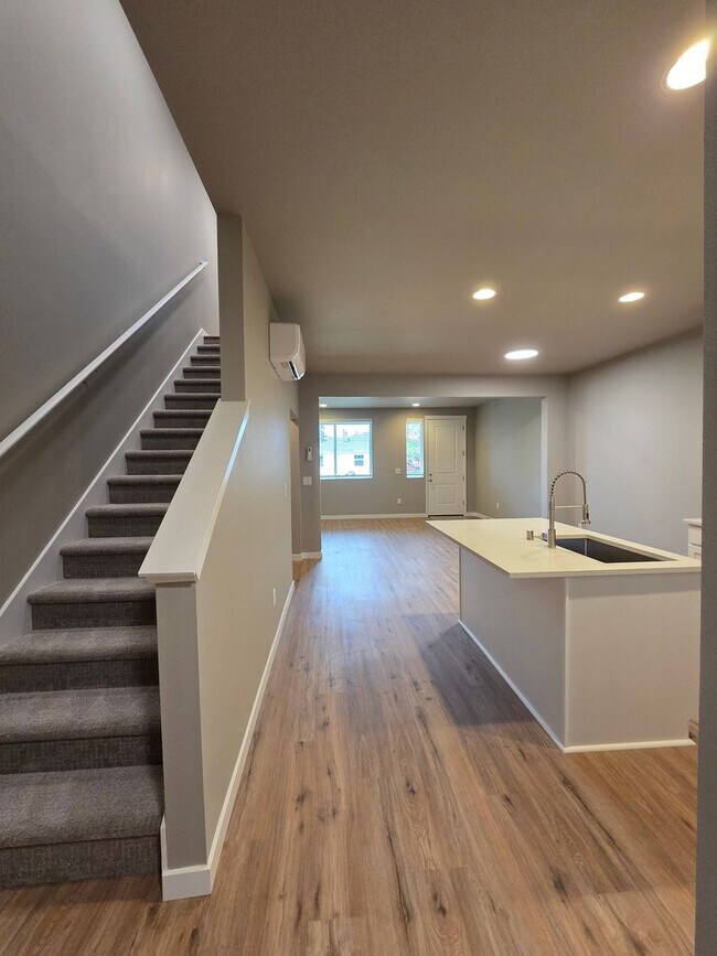Building Photo - Brand New Large 2 bedroom 2.5 Bathrooms in Centralia