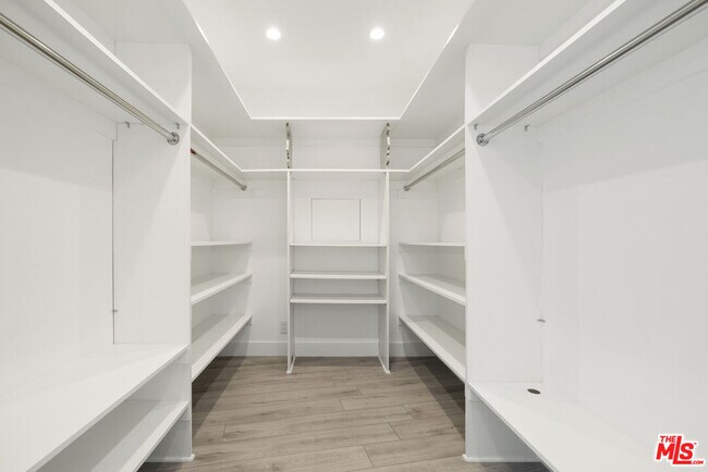Building Photo - 4267 Marina City Dr