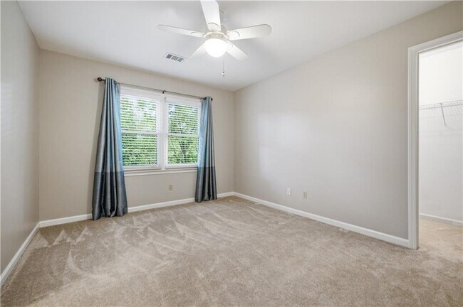 Building Photo - 5525 Hampstead Way