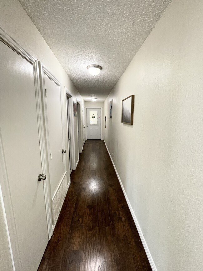 Building Photo - 22733 Creekwood Dr