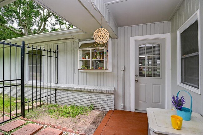 Building Photo - 8409 Bob White Dr