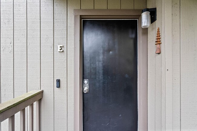 Building Photo - Spacious 1-bdrm/1-bath condo in quiet neighborhood. Balcony, 2 parking spaces, fireplace, hot tub...