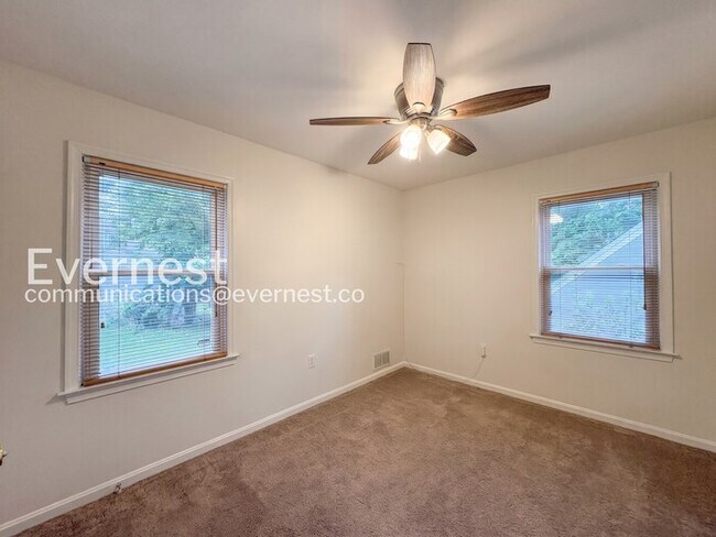 Building Photo - 4-Bed/2-Bath Home with Fenced Yard/ Available Soon!
