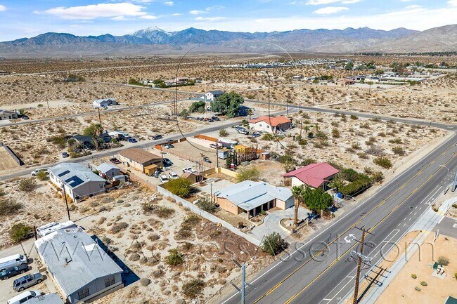 Building Photo - Charming 4 Bed/2.5 Bath Home With Spacious Backyard And Gated Entrance!