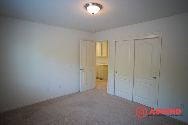 Building Photo - Stunning 4 Bed, 2.5 Bath Home with Pool Access | Southwest Bakersfield