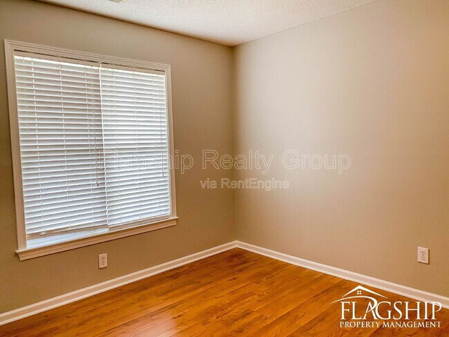 Building Photo - 3638 Highland Dr