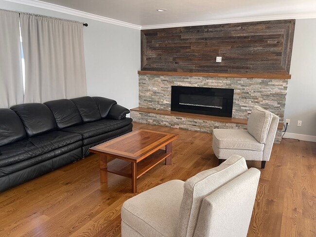 Building Photo - 4 Bedrooms in College Greens