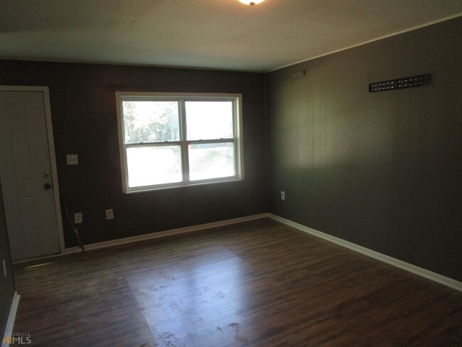 Building Photo - 2705 Village Green Ln